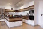 Двухцветные кухонные гарнитуры в интерьере