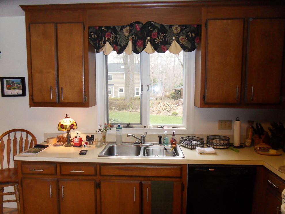 Кухонная раковина у окна