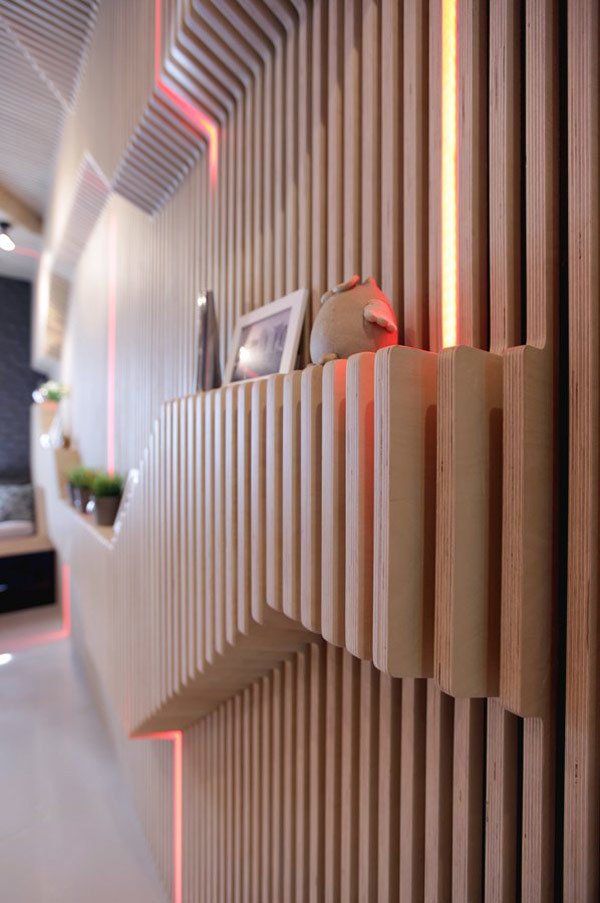 Креативный дизайн интерьера кухни из деревянных реек от Geometrix