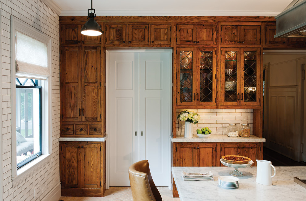 Деревянные шкафы  в интерьере кухни от Crown Point Cabinetry