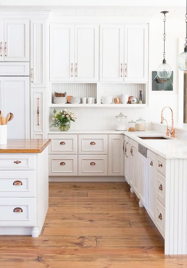 Фурнитура для кухонных шкафов: деревянный пол в белом интерьере