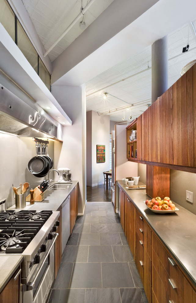 Грамотный дизайн интерьера узкой кухни-камбуза