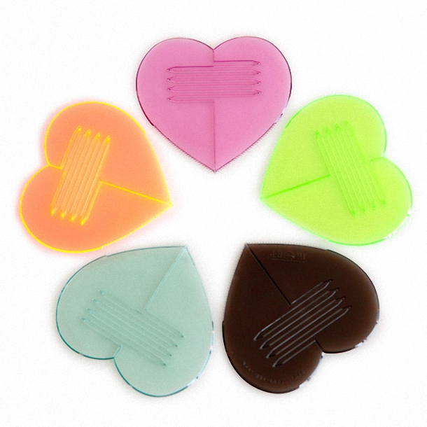 Разноцветные пластиковые контейнеры для хранения продуктов в форме сердца