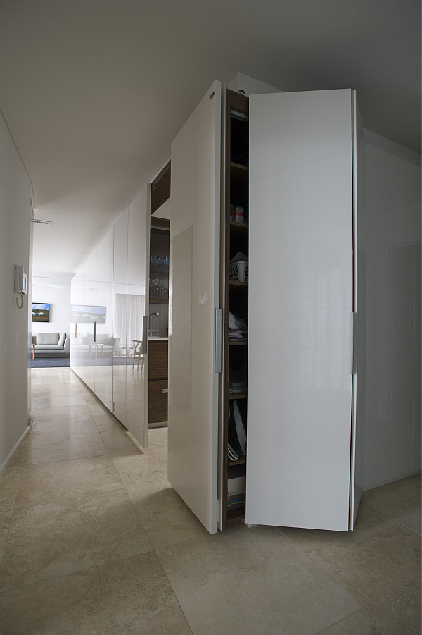 Белый глянцевый шкаф с подсветкой в коридоре и раздвижными дверцами