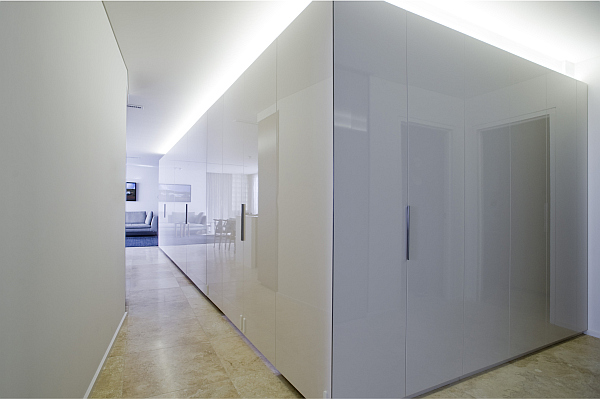 Невидимая кухня: белый глянцевый шкаф с подсветкой в коридоре