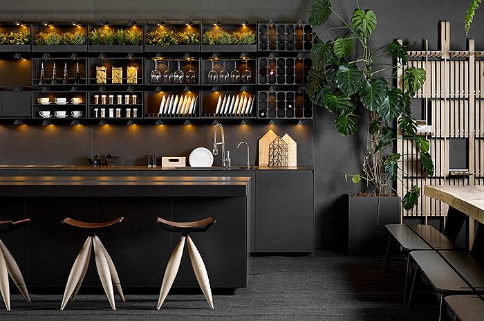 Почему черные кухонные шкафы остаются в тренде и как их стильно оформить