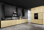 Индустриальный стиль в интерьере кухни с темными навесными ящиками