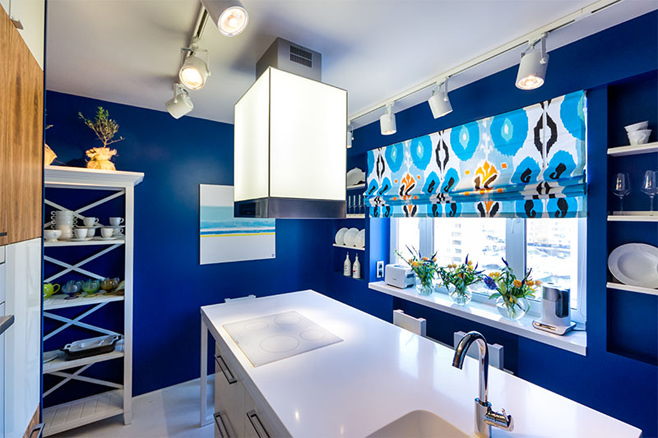 Эффектный дизайн интерьера кухни в насыщенной сине-белой гамме