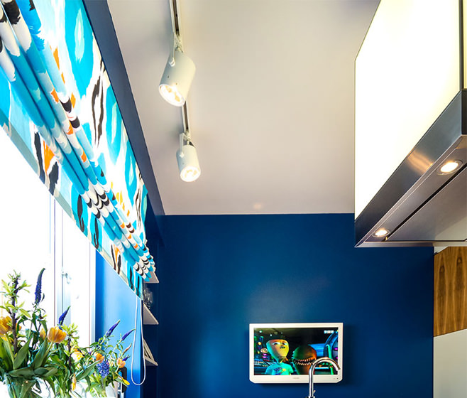 Эффектный дизайн интерьера кухни в насыщенной сине-белой гамме