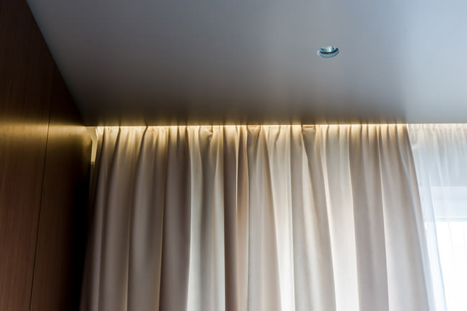 Детали интерьера: оконные шторы в светлой гамме