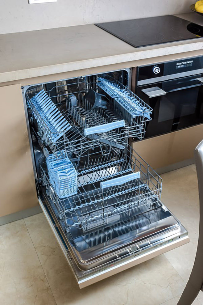 Посудомоечная машина, встроенная в кухонный гарнитур
