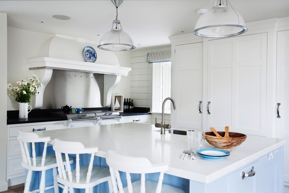 Дизайн интерьера белой кухни в деревенском стиле от Stephen Graver