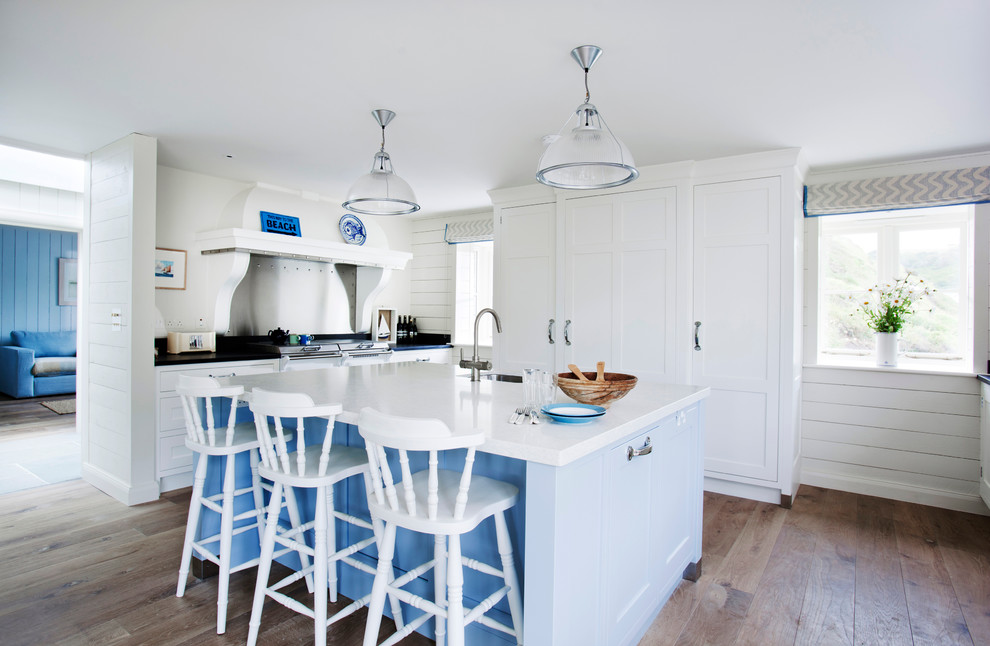 Дизайн интерьера белой кухни в деревенском стиле от Stephen Graver