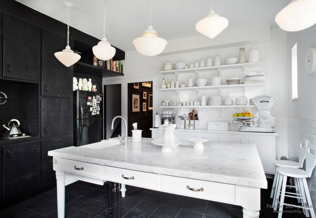 Интерьер чёрно-белой кухни в скандинавском стиле
