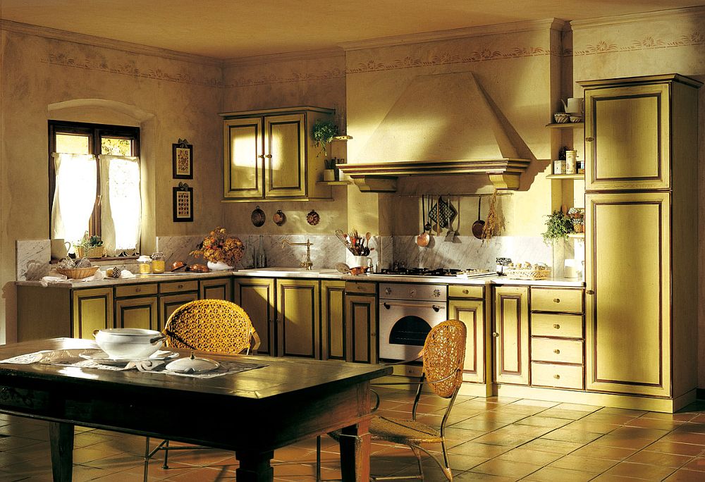 Интерьер просторной кухни в деревенском стиле