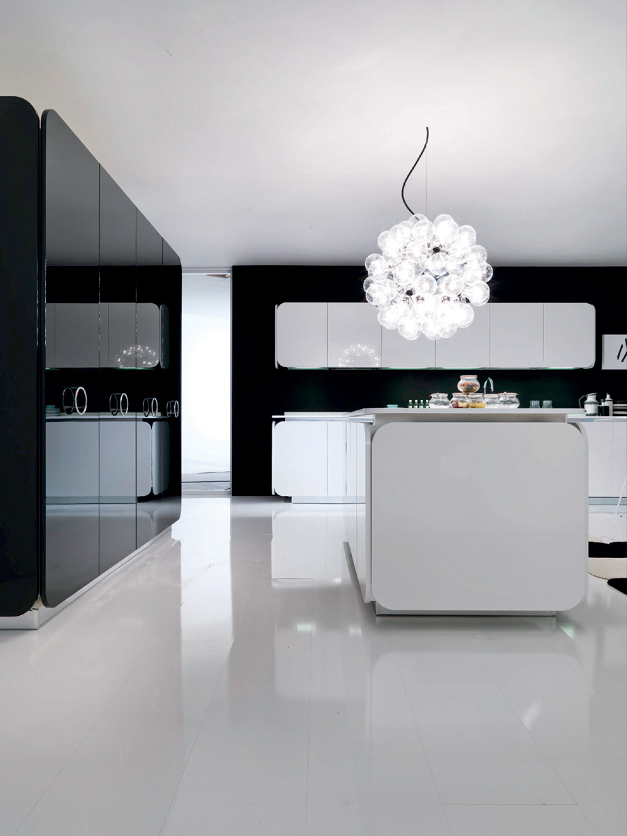 Необычный дизайн глянцевой кухни IT-IS в чёрно-белой гамме