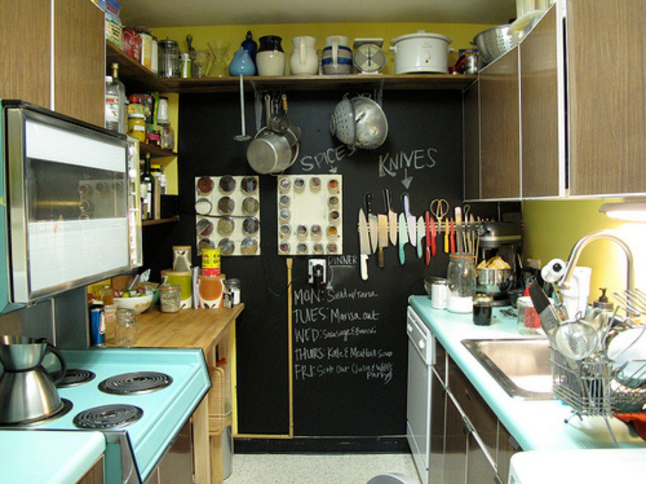 Грифельная доска в стильном интерьере кухни