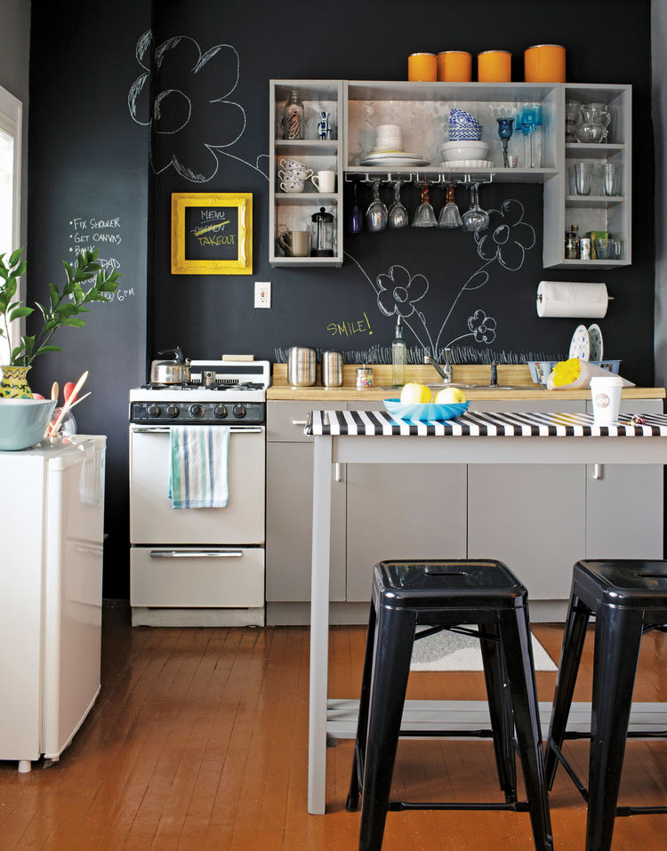 Грифельная доска в стильном интерьере кухни