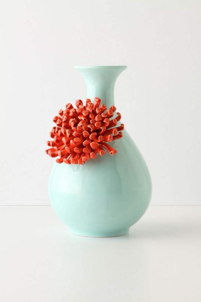 Керамическая ваза нежно-голубого цвета с декоративной лепкой в виде красного цветка