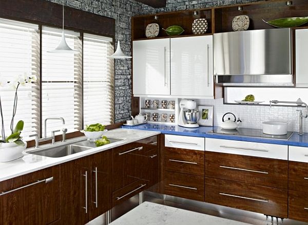 Деревянный кухонный гарнитур и серый кирпич на стенах