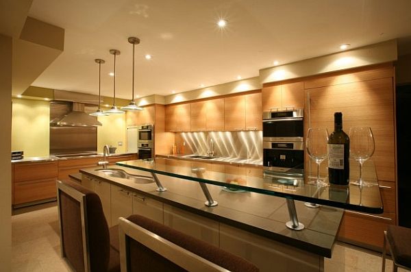 Стеклянная барная стойка в светлой кухне