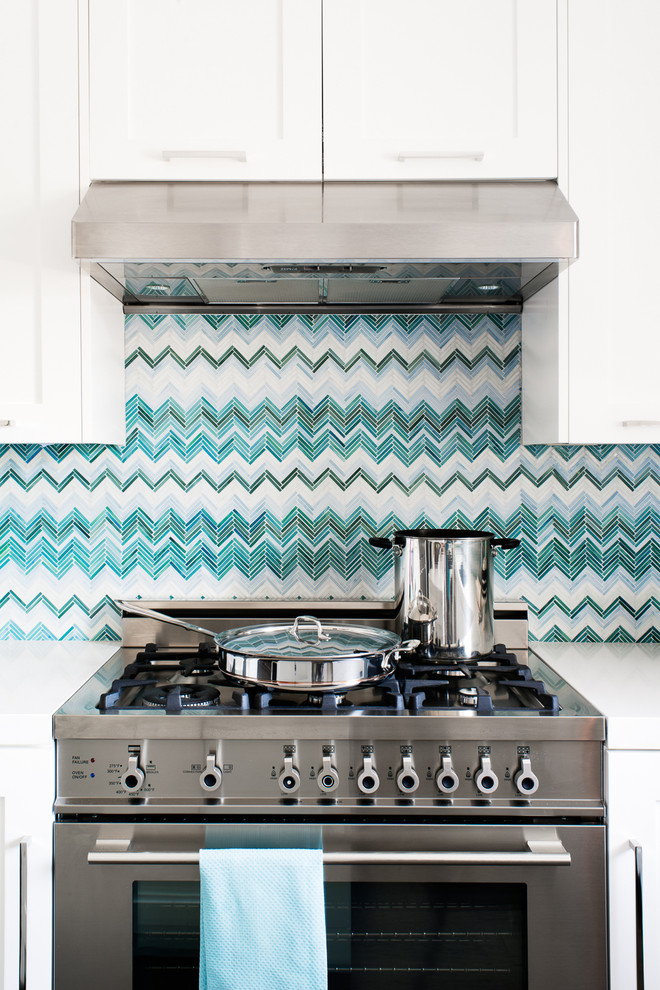 Яркий дизайн кухонного фартука в оттенках синего