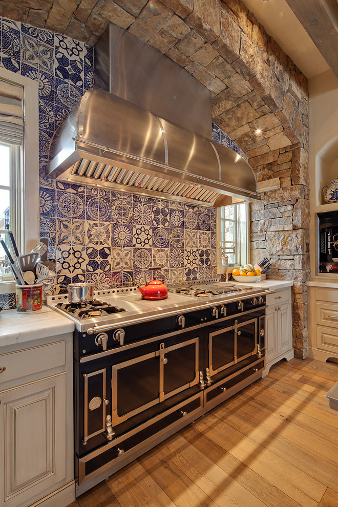 Яркий дизайн кухонного фартука в оттенках синего
