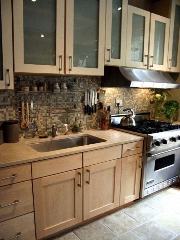 Оригинальный дизайн кухонных шкафов с прозрачным фасадом от Rebekah Zaveloff | KitchenLab