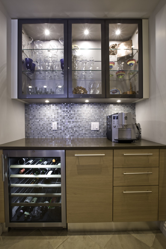 Оригинальный дизайн кухонных шкафов с прозрачным фасадом от Urban Homes - Innovative Design for Kitchen & Bath