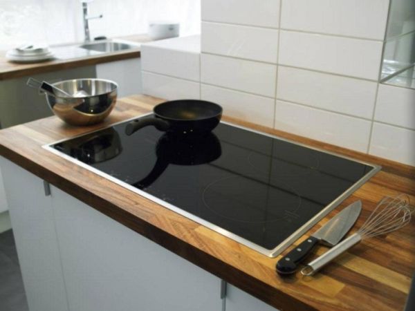 Индукционная плита в интерьере кухни