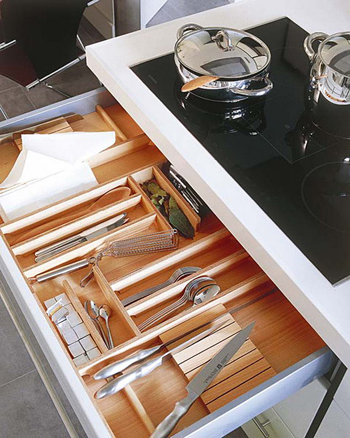 Выдвижной кухонный ящик для хранения аксессуаров