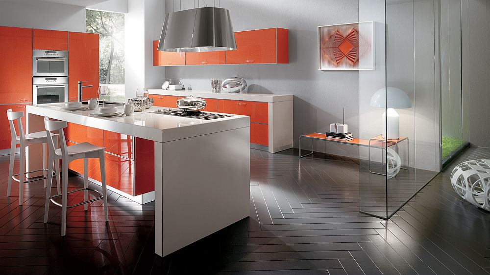 Яркий дизайн кухни Crystal Collection от Scavolini с шелкографией на фасадах шкафов