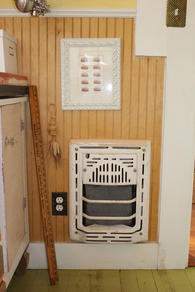 Старомодный газовый нагреватель в металлическом белоснежном корпусе