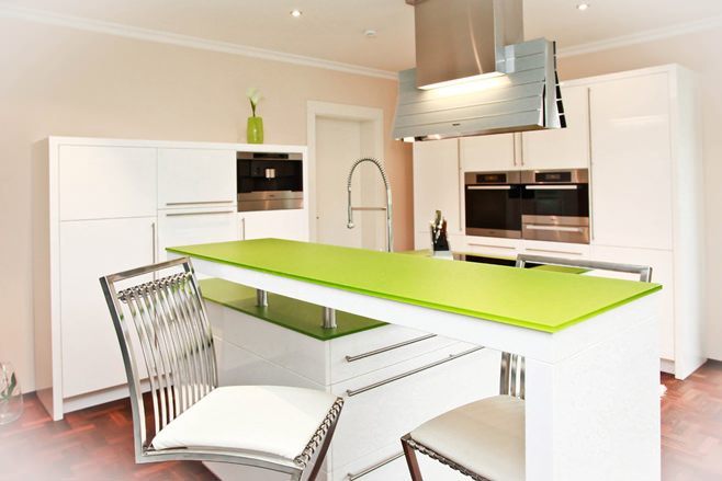 Оригинальный дизайн интерьера кухни в зелёных оттенках