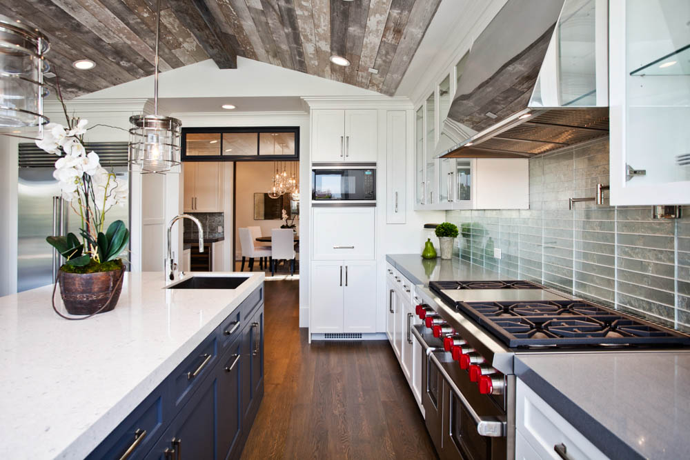 Деревянный потолок в интерьере белой кухни 