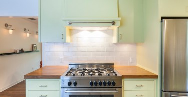 Светло-зелёный мебельный гарнитур в интерьере кухни от T.A.S Construction