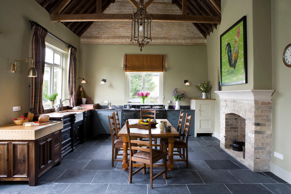 Уютный дизайн интерьера кухни в деревенском стиле от Hill Farm Furniture Ltd