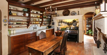 Уютный дизайн интерьера кухни в деревенском стиле от V.I.Photography & Design