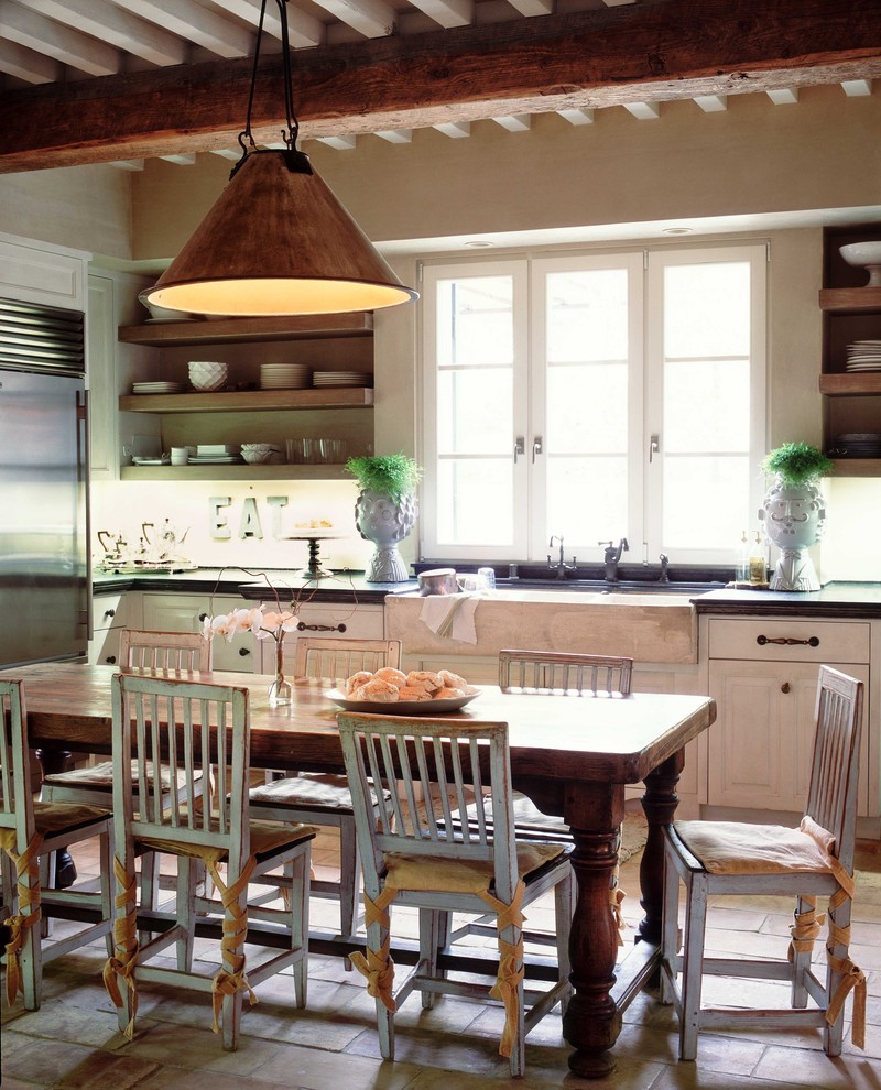 Уютный дизайн интерьера кухни в деревенском стиле от Wendi Young Design