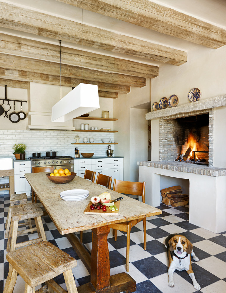 Уютный дизайн интерьера кухни в деревенском стиле от Don Ziebell