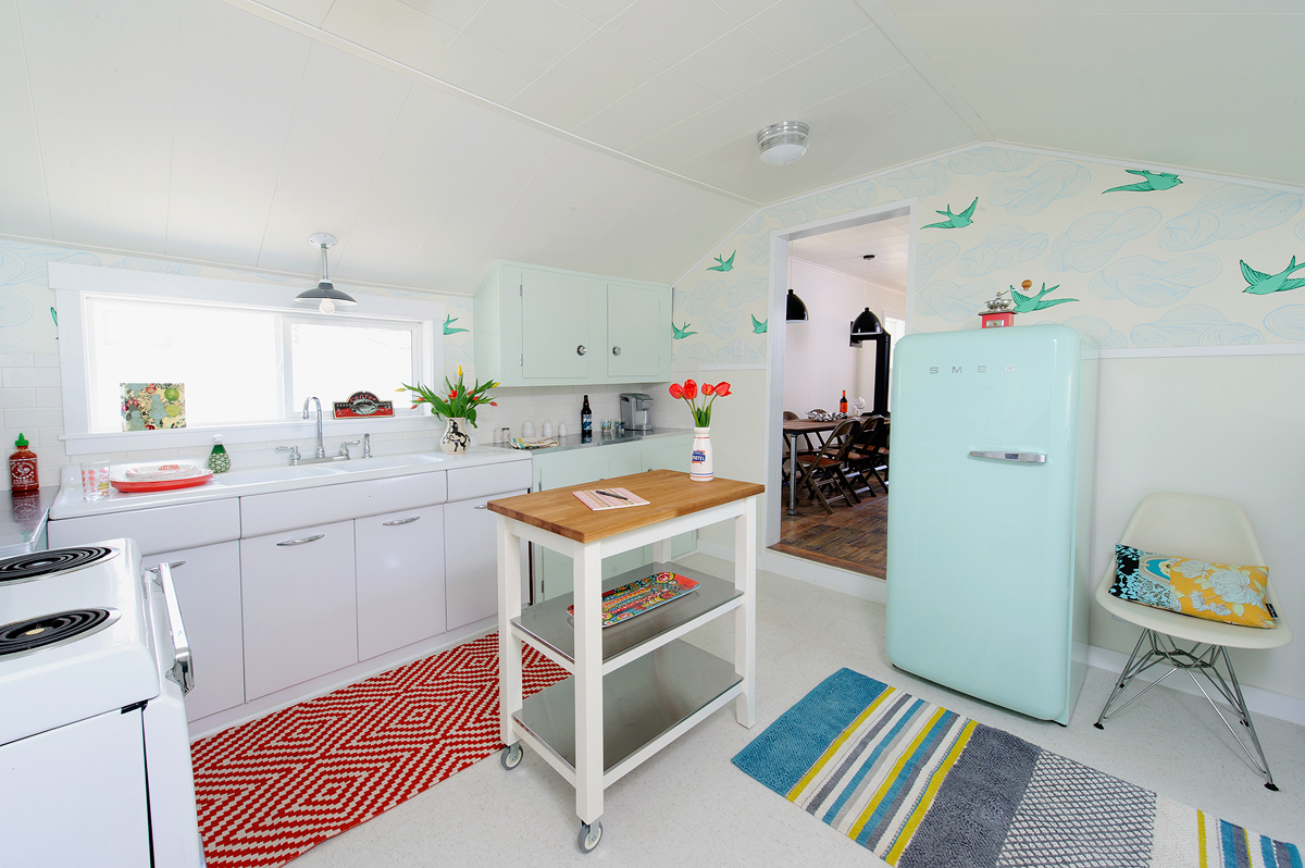 Стильный дизайн мобильного кухонного острова в интерьере кухни