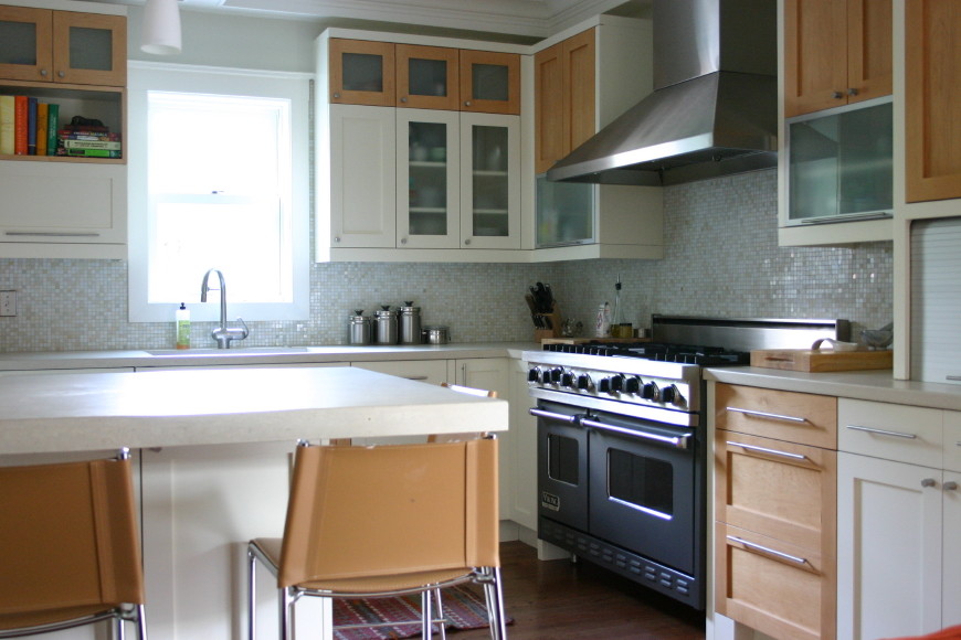 Г-образная планировка интерьера кухни от Rebekah Zaveloff l KitchenLab