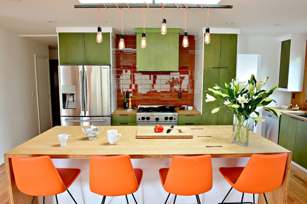 Оранжевые барные стулья на кухне