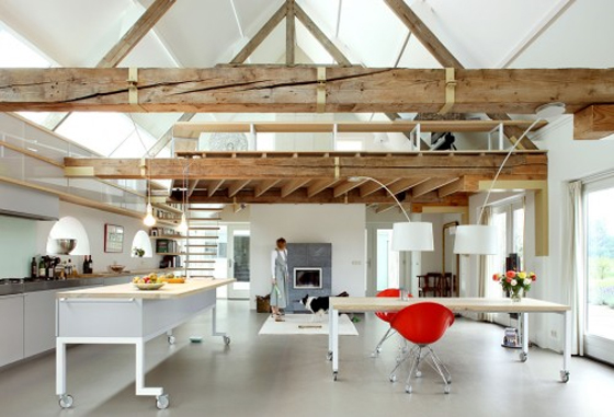 Деревянные потолочные балки в стильном дизайне интерьера кухни