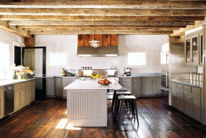Деревянные потолочные балки в стильном дизайне интерьера кухни