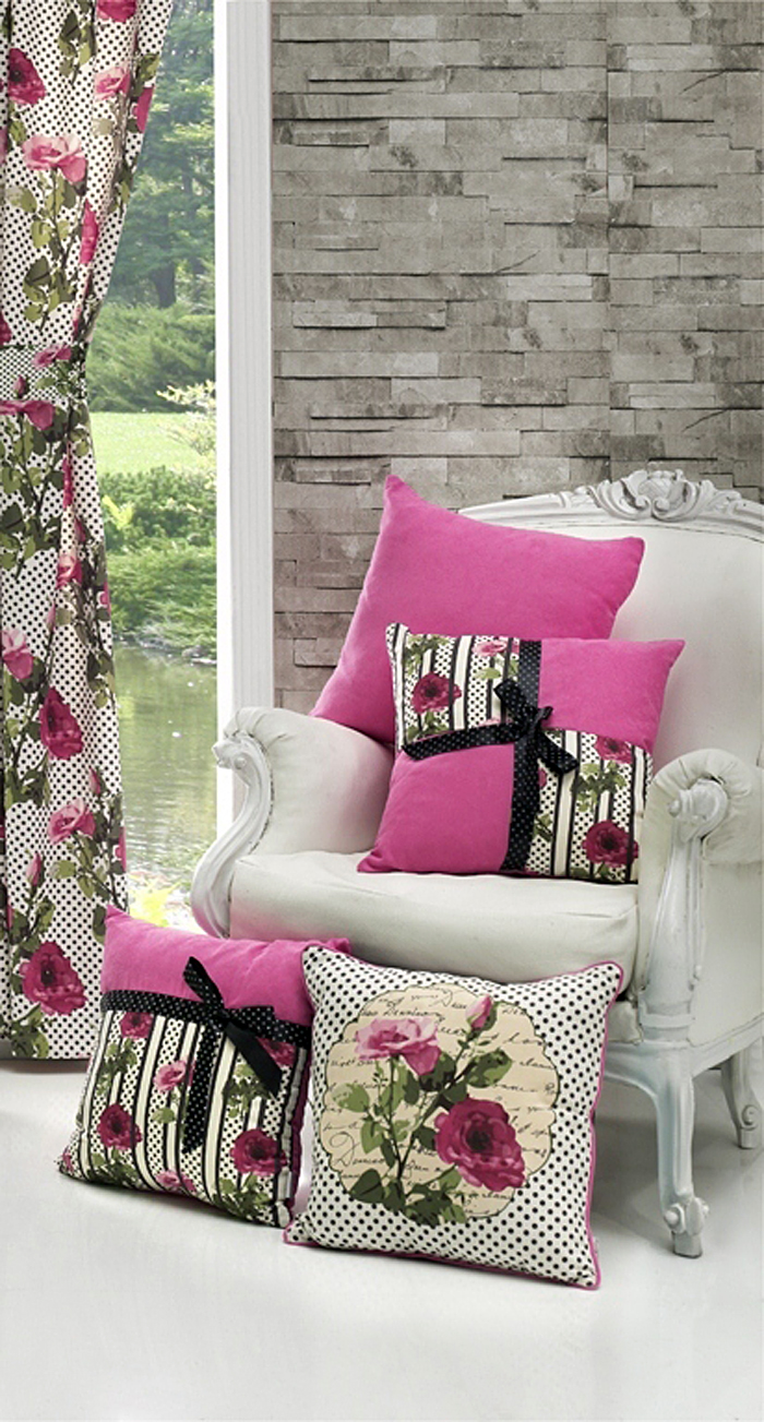 Яркие декоративные подушки с цветочными принтами в интерьере кухни