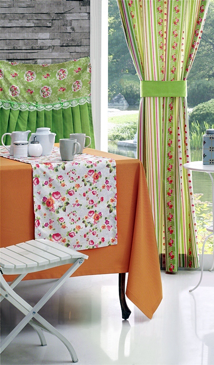Декор кухни на основе текстиля: настольная дорожка с ярким цветочным принтом в комплекте со шторами