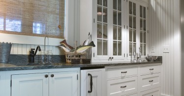 Дизайн навесных кухонных шкафов с прозрачными дверцами от Summerour Architects