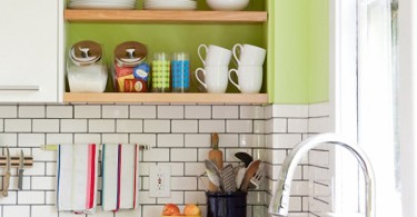 Белая плитка «метро »в интерьере кухни от Roost Interior Design