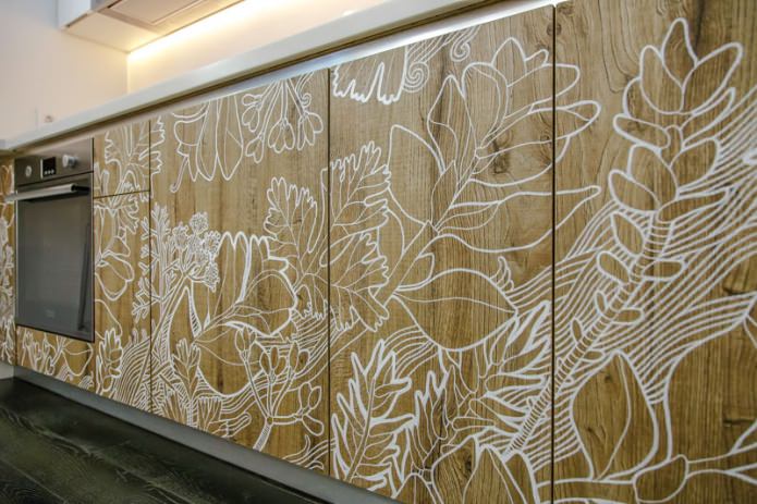 Роспись на фасадах кухонных шкафчиков: белое маковое поле на коричневом фоне